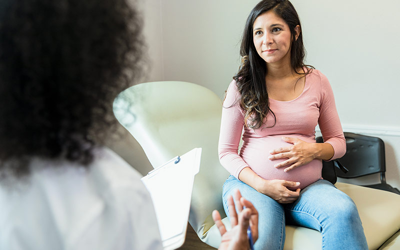 Doctor speaking with pregnant woman