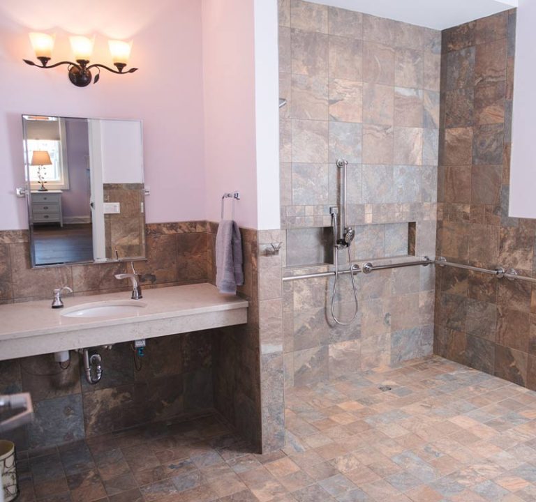 Bathroom and shower in Zubizarreta House